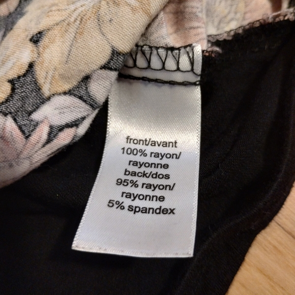 Maurice's v neck floral boxy top - Picture 7 of 9